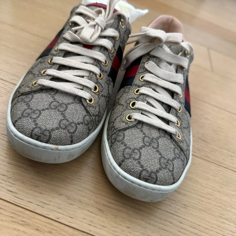 Gucci Beige Sneakers with Red and Blue Accents - Picture 2 of 6